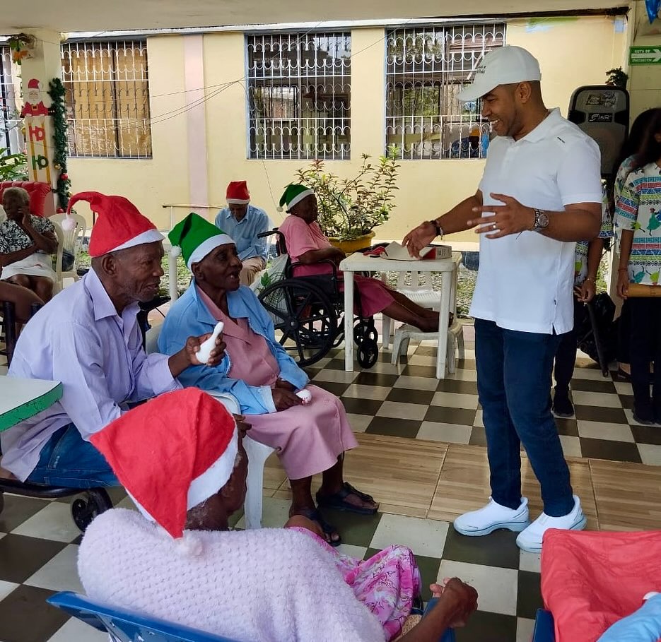 imagen de La Administración Municipal compartió la magia de la Navidad en el Ancianato Nicolás Medrano.